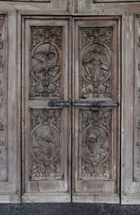 portoncino scolpito dell'abbazia di Abbadia Cerreto, con i simboli dei quattro evangelisti