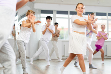 Obraz premium Group of teenagers learn to dance hip-hop and other modern dances in a spacious dance studio