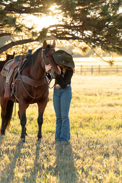 Colorado cowgirl kissing bay quarter horse ranch front range