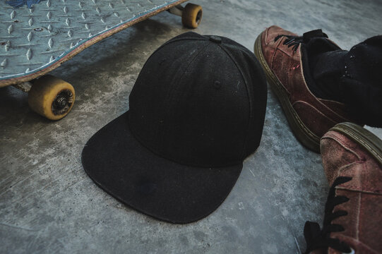 patiena, gorra y zapatos de patinar