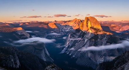 Obraz premium Half dome peak illuminated by the setting sun in yosemite national park