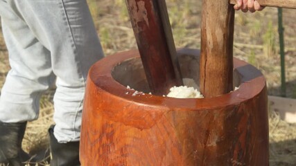 餅つきをする様子