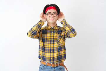 アキバ系の男性　耳に手を当てて聴く　白背景