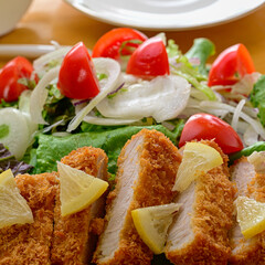 とんかつとサラダ