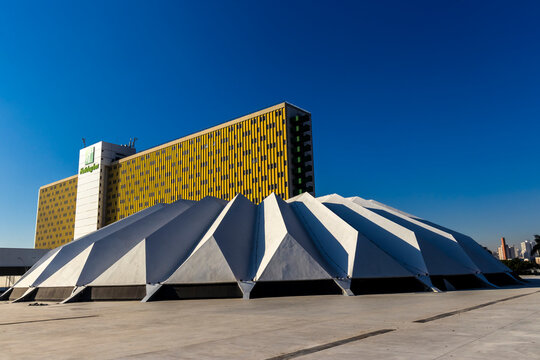 Sao Paulo, SP, Brazil. August 7, 2024. Facade of the Holiday Inn Anhembi Hotel and the dome of the auditorium in the Anhembi District, in the North Zone of the capital. Opened in the 1970s.