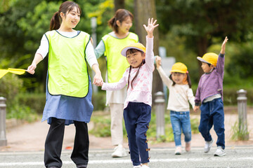 横断歩道を渡る園児