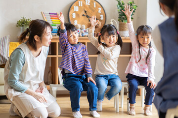 勉強をする園児