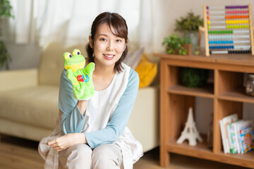 パペットを持った保育士のポートレート