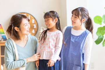 保育士と親子のポートレート