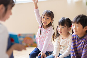 読み聞かせをする保育士