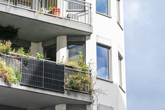 immobilier appartement balcon panneau solaire photovoltaique