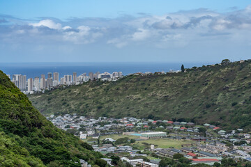 Obraz premium The opposite side is Waʻahila Ridge. Pālolo Valley. Mauʻumae Ridge Trail (Puʻu Lanipō), Honoululu, Oahu, Hawaii. Koʻolau Range, shield volcano.