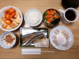Grilled salted autumn saury set meal (includes small side dishes, small dishes and dessert) - autumn flavors / 秋の味覚の定番，秋サンマの塩焼き定食 (小鉢料理と小皿料理・デザート付き)