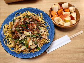 A lunch set meal of fried noodles with mixed vegetables and thickened sauce served at a local Chinese restaurant / 町の中華レストランで食べる五目あんかけ焼きそば(かた焼きそば)のランチセットの例