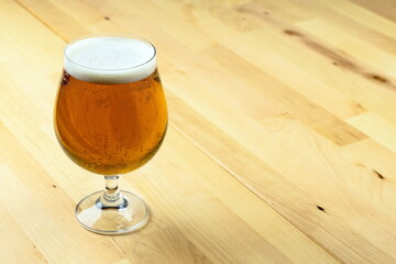 Bicchiere di birra bionda con schiuma 