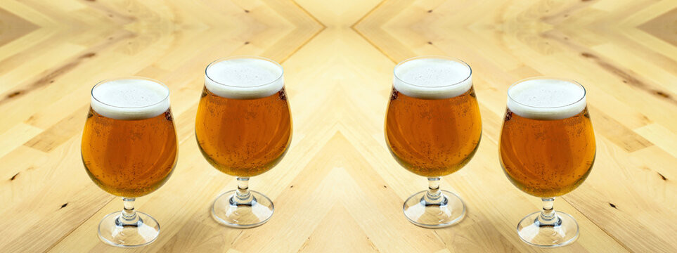 Bicchieri di birra bionda con schiuma 