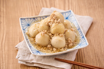 里芋の鶏そぼろ餡掛け