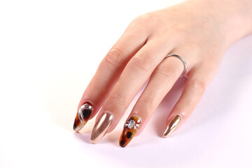 ネイルをした女性の手