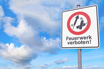 Verkehrszeichen - Verbot - Tafel - Feuerwerk verboten! - Himmel, Wolken