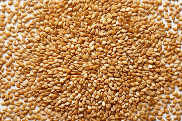 Obraz premium Symmetrical Arrangement of Sesame Seeds on White Background