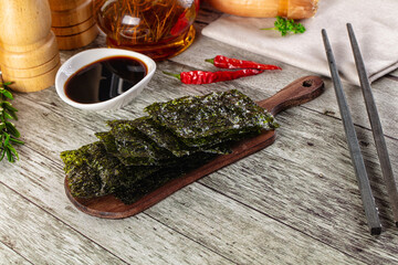 Seaweed roasted nori chips heap