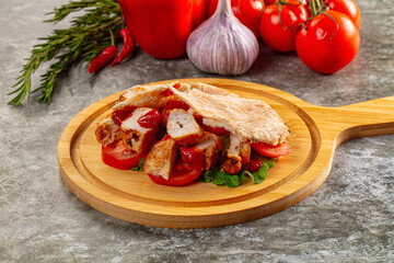 Pita with chicken and vegetables