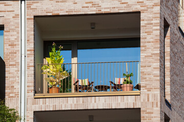 Balkon mit Blumenkästen an einem modernen Wohngebäude, Bremen