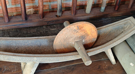 The ancient medicine grinding stone is an antique collectible