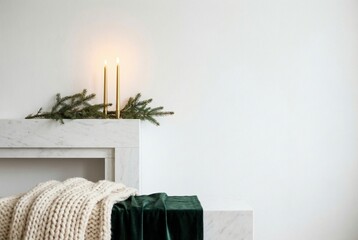 Decoraci&oacute;n Navide&ntilde;a Minimalista de Lujo en Chimenea de M&aacute;rmol con Velas Doradas y Amplio Espacio Negativo para Texto