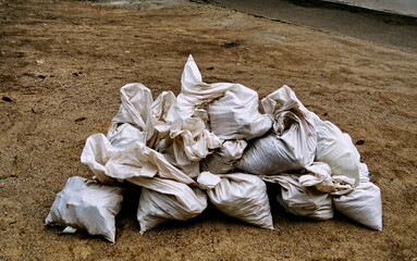 Sacs de gravats sur le sol.