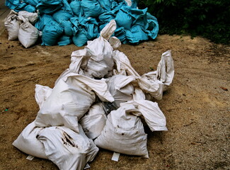 Sacs de gravats sur le sol.