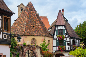 Obraz premium Malerisches Kaysersberg mit Fachwerk am Fluss Weiss in der Altstadt, Frankreich
