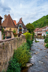 Malerisches Kaysersberg mit Fachwerk am Fluss Weiss in der Altstadt, Frankreich
