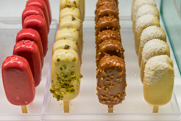 Eis am Stiel in einer Auslage einer Patisserie, Frankreich