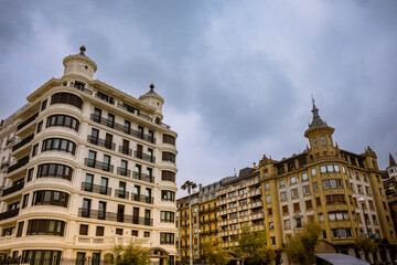 Fototapeta premium Dans les rues de Saint-Sébastien sur la côte Basque en Espagne