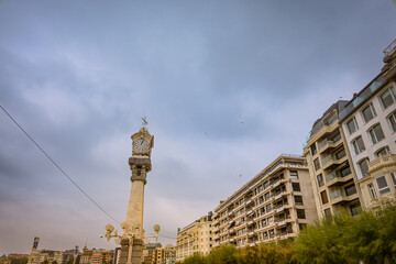 Dans les rues de Saint-S&eacute;bastien sur la c&ocirc;te Basque en Espagne