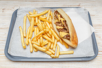 Sandwich triple steak cheddar avec frites – Fast food / Restauration rapide