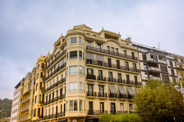 Dans les rues de Saint-Sébastien sur la côte Basque en Espagne
