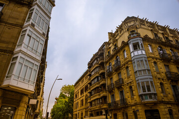 Fototapeta premium Dans les rues de Saint-Sébastien sur la côte Basque en Espagne