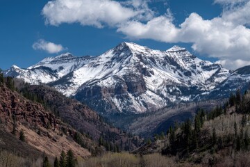 Fototapeta premium Majestic Uintah Peaks: Snow-Capped Mountains Amidst a Scenic Canyon Landscape in Utah