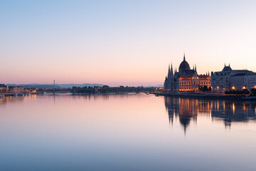 Fototapeta premium Hungarian Parliament Building at Sunset Over the Danube