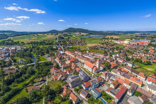 Die Landstadt R&ouml;tz an der Schwarzach im Kreis Cham in der Oberpfalz von oben 