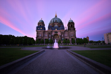 Berliner Dom versinkt in pinken Wolken © Helena