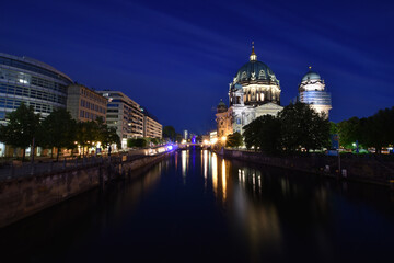 Berliner Dom im Nachthimmel © Helena