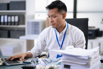 Businessman are under stress from working for poor work.