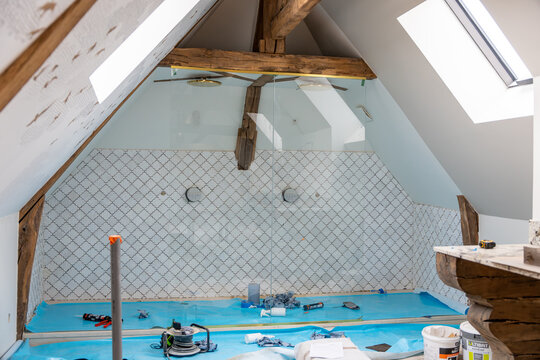 Paroi de douche en verre XXL install&eacute;e dans une salle de bains sous combles, offrant une esth&eacute;tique &eacute;pur&eacute;e et une optimisation &eacute;l&eacute;gante de l&rsquo;espace.