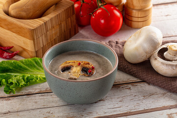 Cream mushroom soup with chamignon