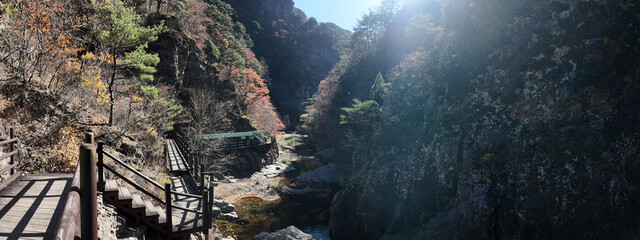한국 청송에 있는 절곡계곡의 가을 풍경