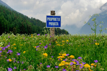 Blue sign with the Italian text "proprieta privata" which means "private property"