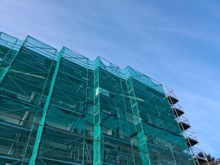 Lavori in corso nel cantiere edile in città in estate - costruire un nuovo condominio